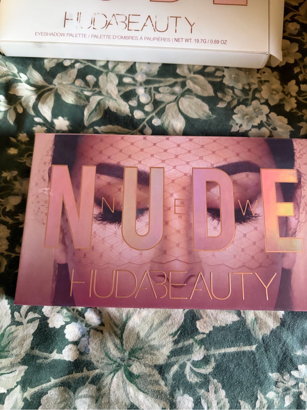 HUDA BEAUTY nude palette, gently used excellent pigment with box
